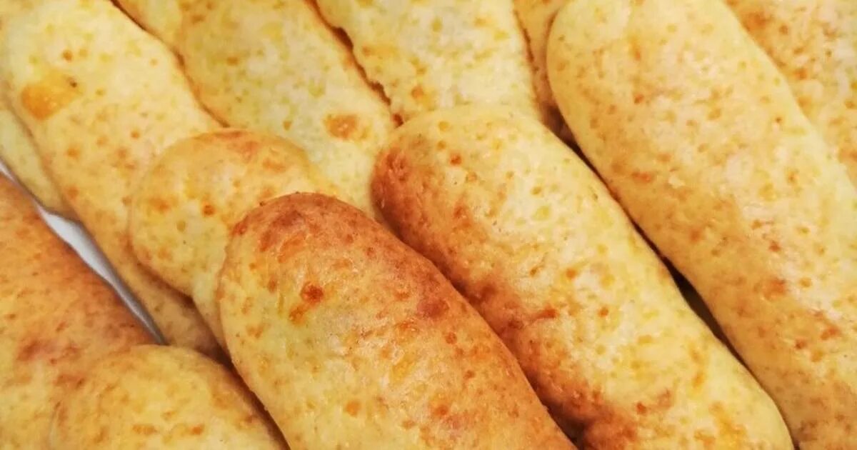 сырные палочки рецепт в духовке из теста. сырные палочки рецепт в духовке из теста. гриссини с пармезаном. палочки из слоеного теста. турецкие палочки с сыром.