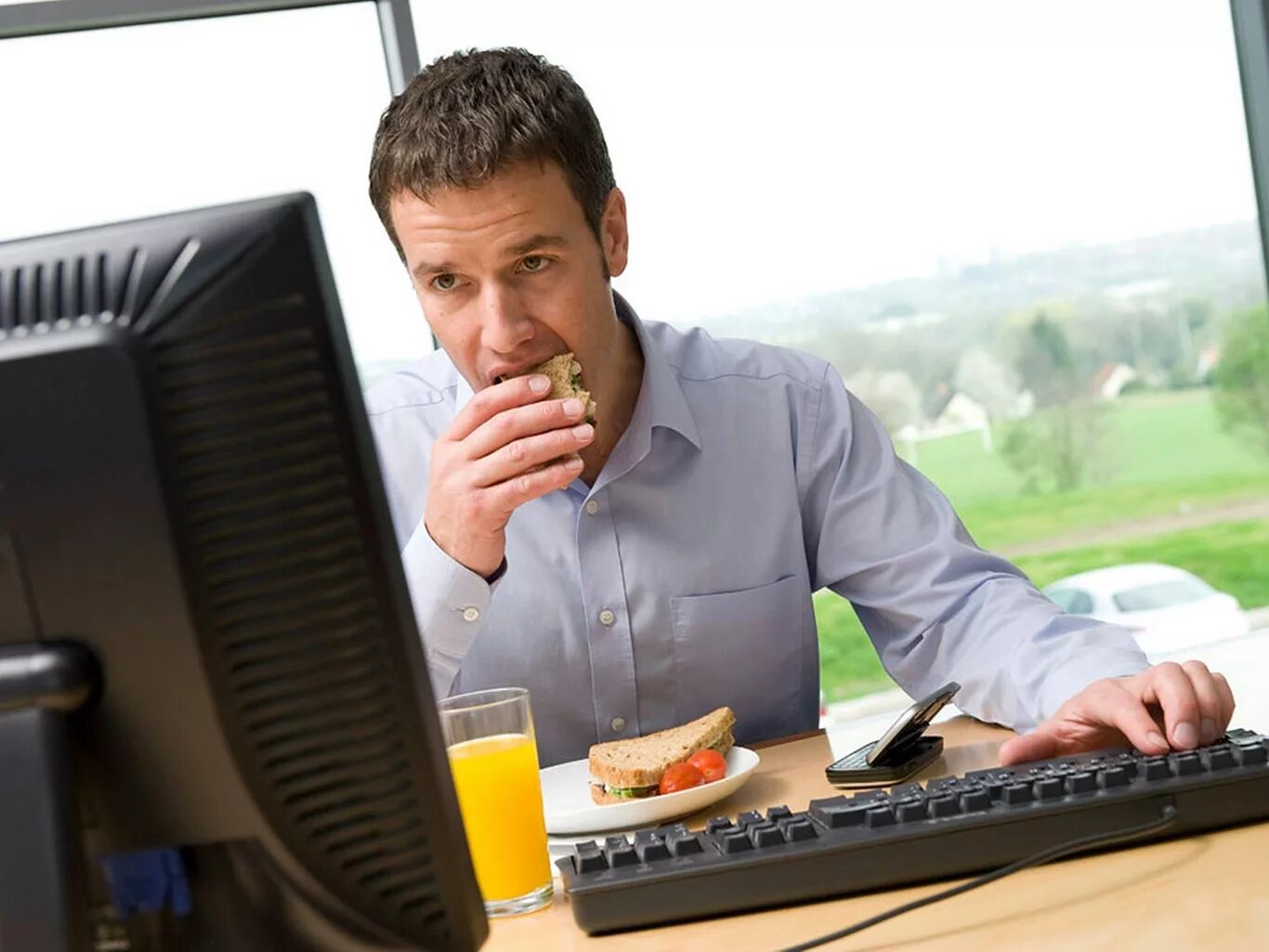 обеда вышел на работу. пара обедает в ресторане. обеда вышел на работу. перекус на рабочем месте. работник офиса за столом.