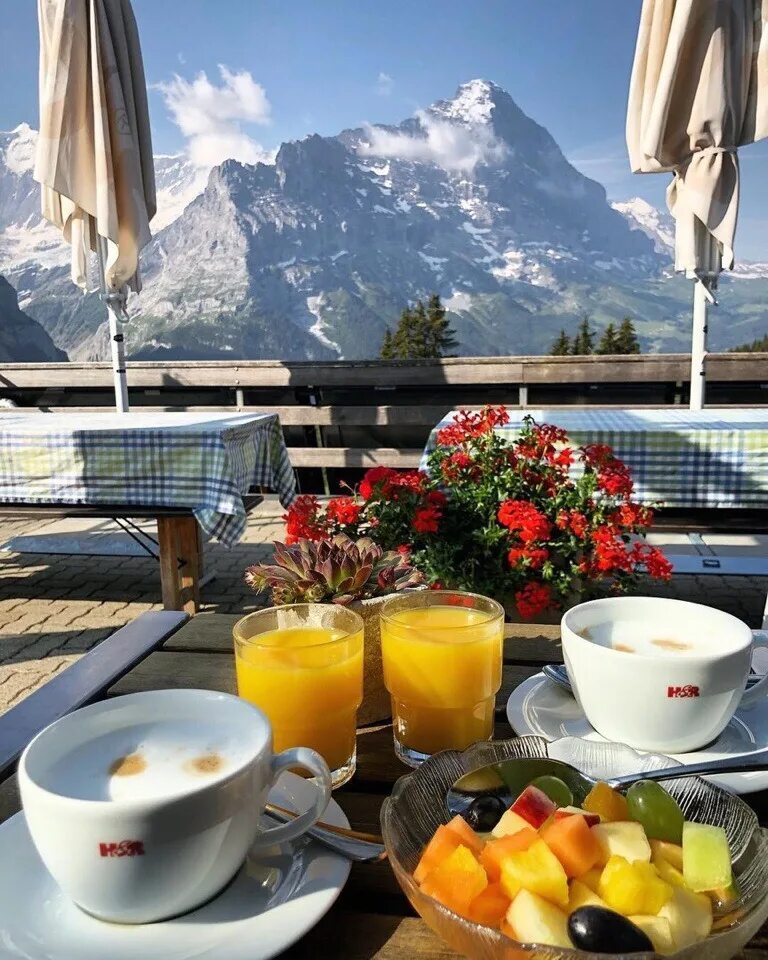 Завтрак на террасе. Завтрак в Альпах. Красивый завтрак. Завтрак с видом на горы. Завтрак в летнем кафе