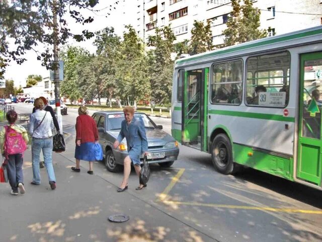 Автобус подъезжает. Автобус подъезжает к остановке. Автобус отъезжает от остановки. Зигзаг на остановке.