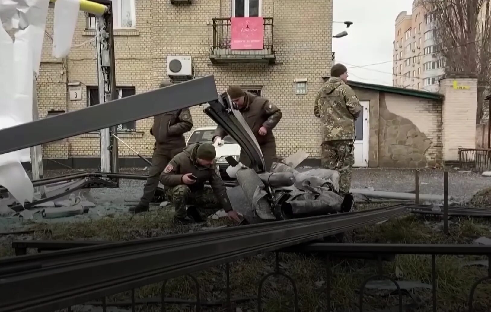 Новости украины за последний час видео ютуб. Война на украине перестрелка. российские войска захватили киев. войска украины в киеве. российские военные под киевом.