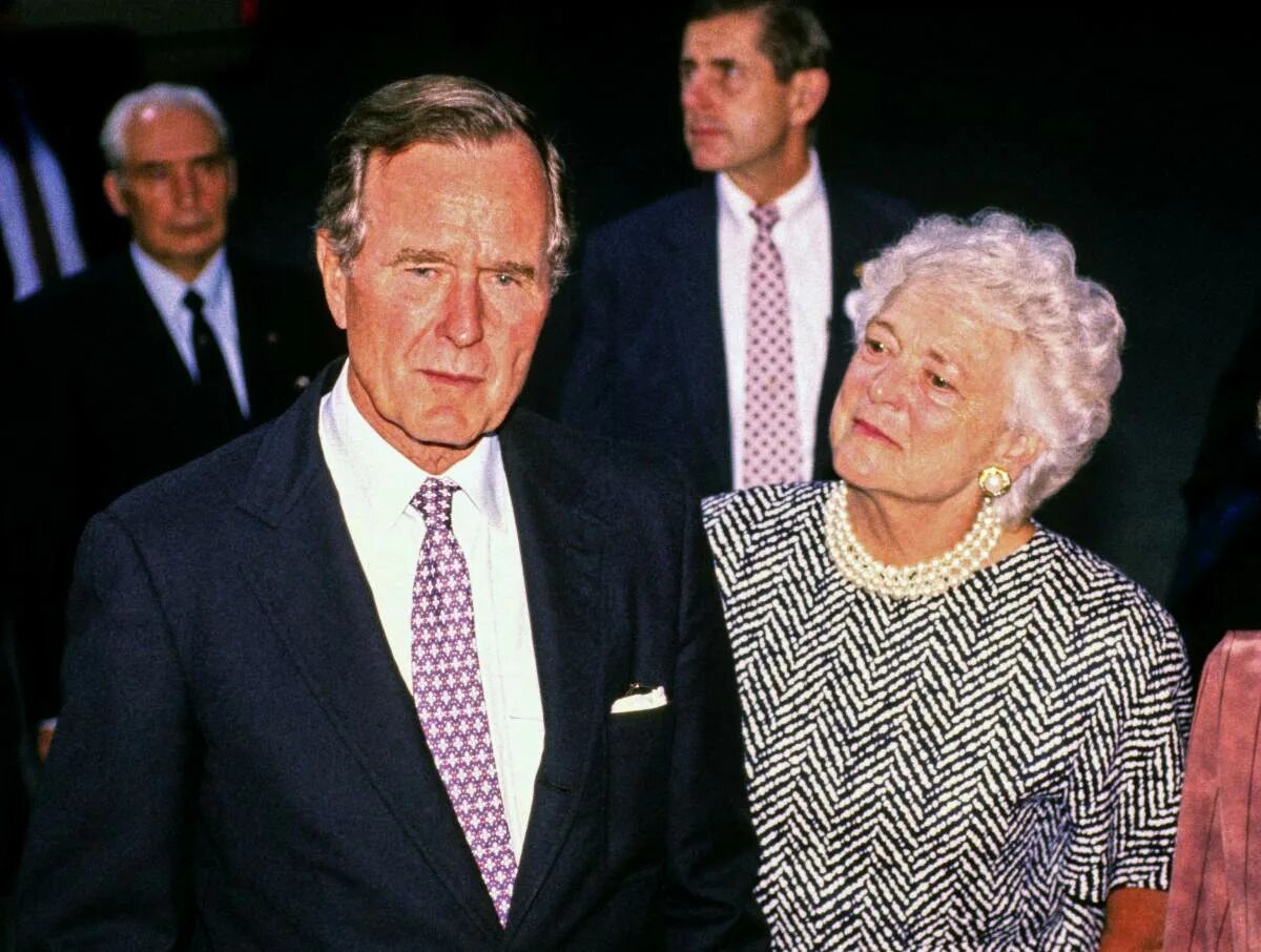 Жена джорджа буша старшего. Джордж Буш старший с женой. Джордж Буш с женой Барбарой. Жена Джорджа Буша. Барбара Буш жена президента США.