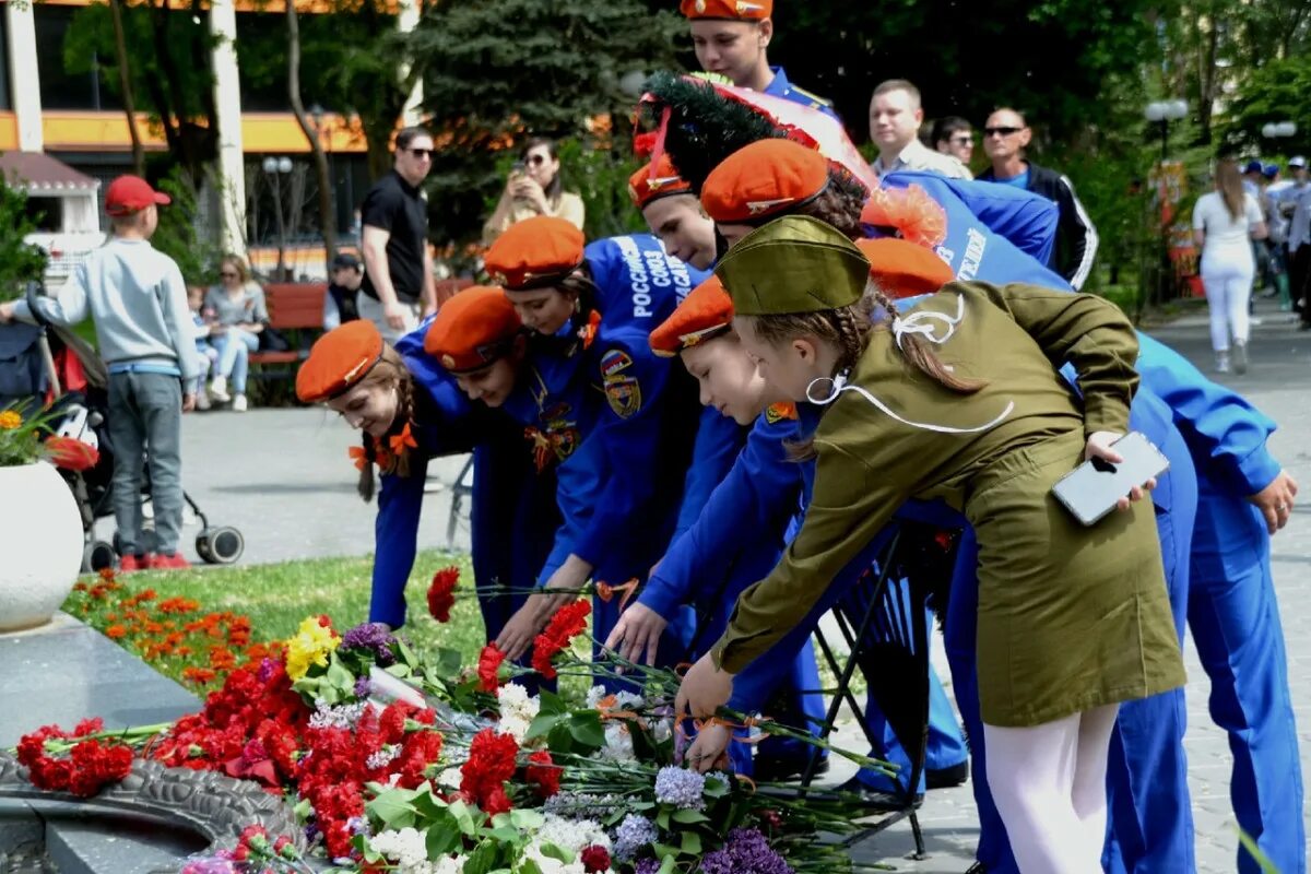 Это праздник большой день победы. Возложение цветов к Вечному огню. Возложение цветов к Вечному огню на 9 мая. Парад Победы возложение цветов. Дети возлагают цветы к Вечному огню.