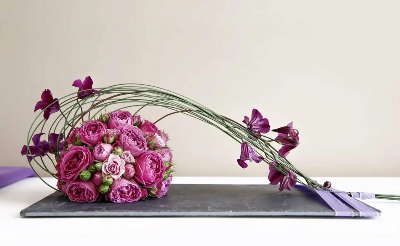 Необычные каркасы для букетов. Человек с букетом. Фотосессия с цветами. Мужчина с венком на голове. Фото на аватарку цветы креативное.