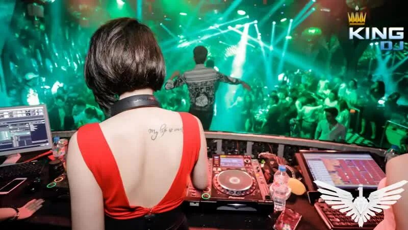 Клейтон селлдвеллер. Bt музыкант. Китайская электронная музыка. Келли харт диджей. Китайская электронная музыка.