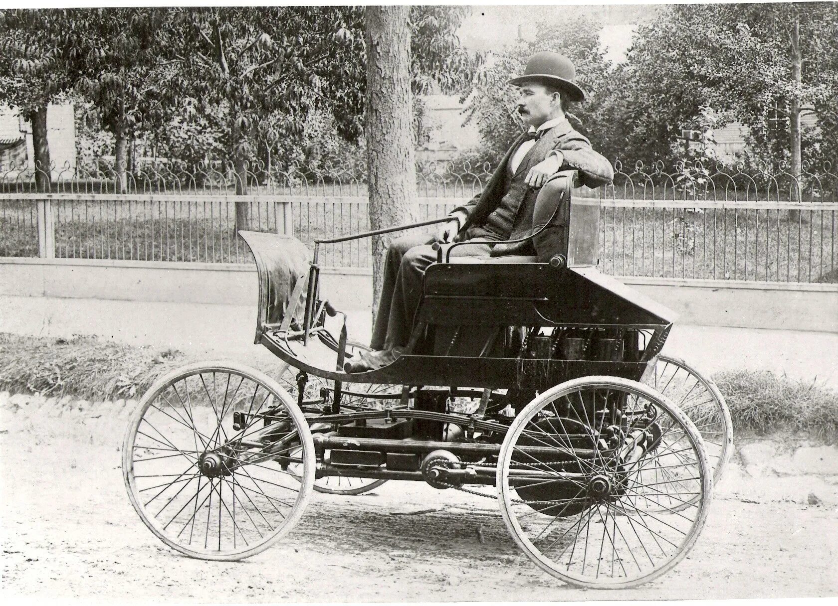 Выпущен первый в мире. Mercedes Benz 1886. “Benz velo” 1894 года с клаксоном. Мотоколяска Бенца.