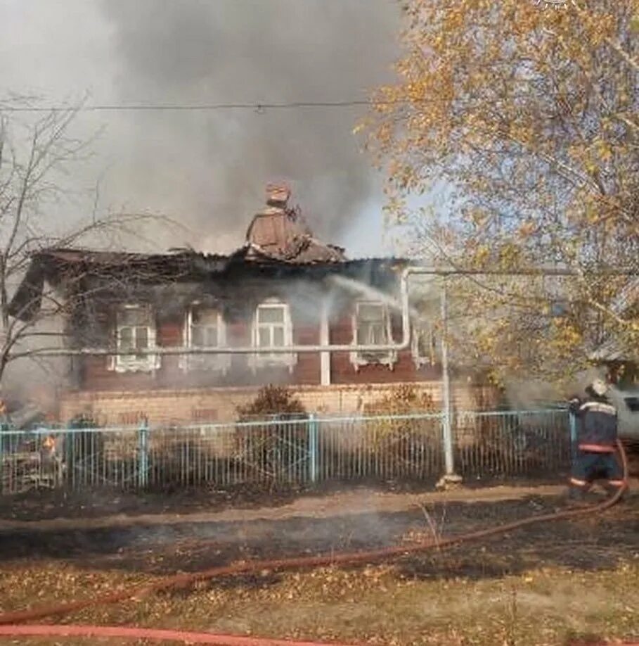 Пожар в селе. Пожар на даче. Горящий дом в деревне. Дом вчерашнего дня