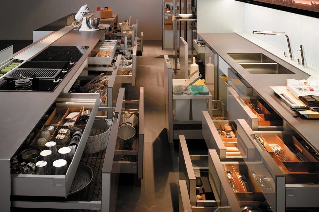 Кухня удобная функциональная. Организация кухонного пространства в шкафах. Системы хранения для кухни. Elfa гаражная система. Блюм выдвижные системы для кухни.