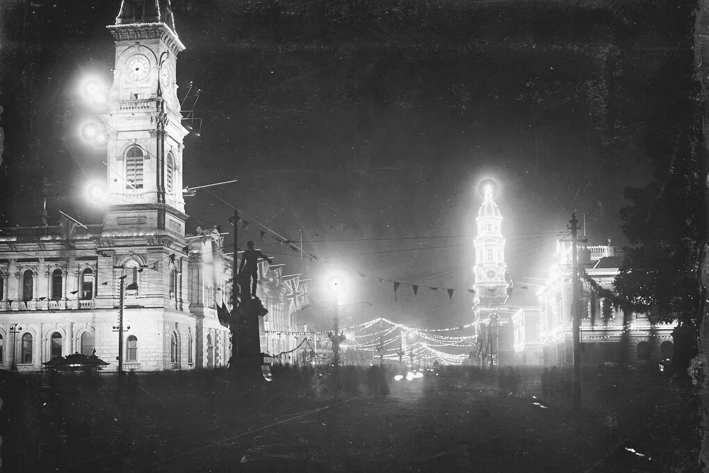 Москва иллюминация Кремля 1896. Атмосферное электричество 19 век. Иллюминация 19 века. Атмосферное электричество в храмах.