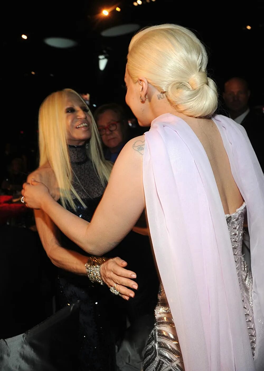 Леди гага элтон. Леди Гага Донателла. Donatella Versace Lady Gaga. Леди Гага Версаче. Леди Гага в Versace.