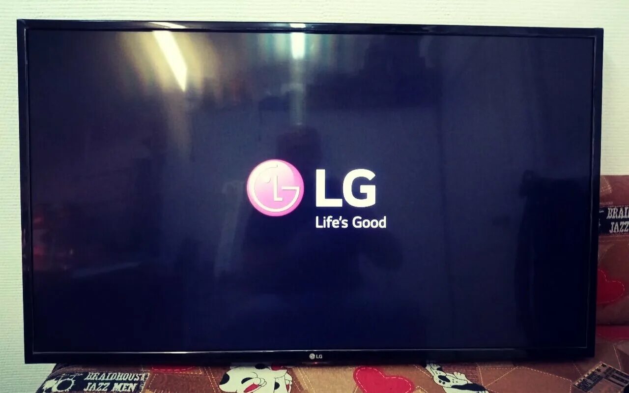 Lg сам включается. Телевизор лж 43lh513v. Не включается телевизор LG. Телевизор LG 43lh513v не включается с пульта и кнопки. Матрица на LG 43lh513v-ZD.