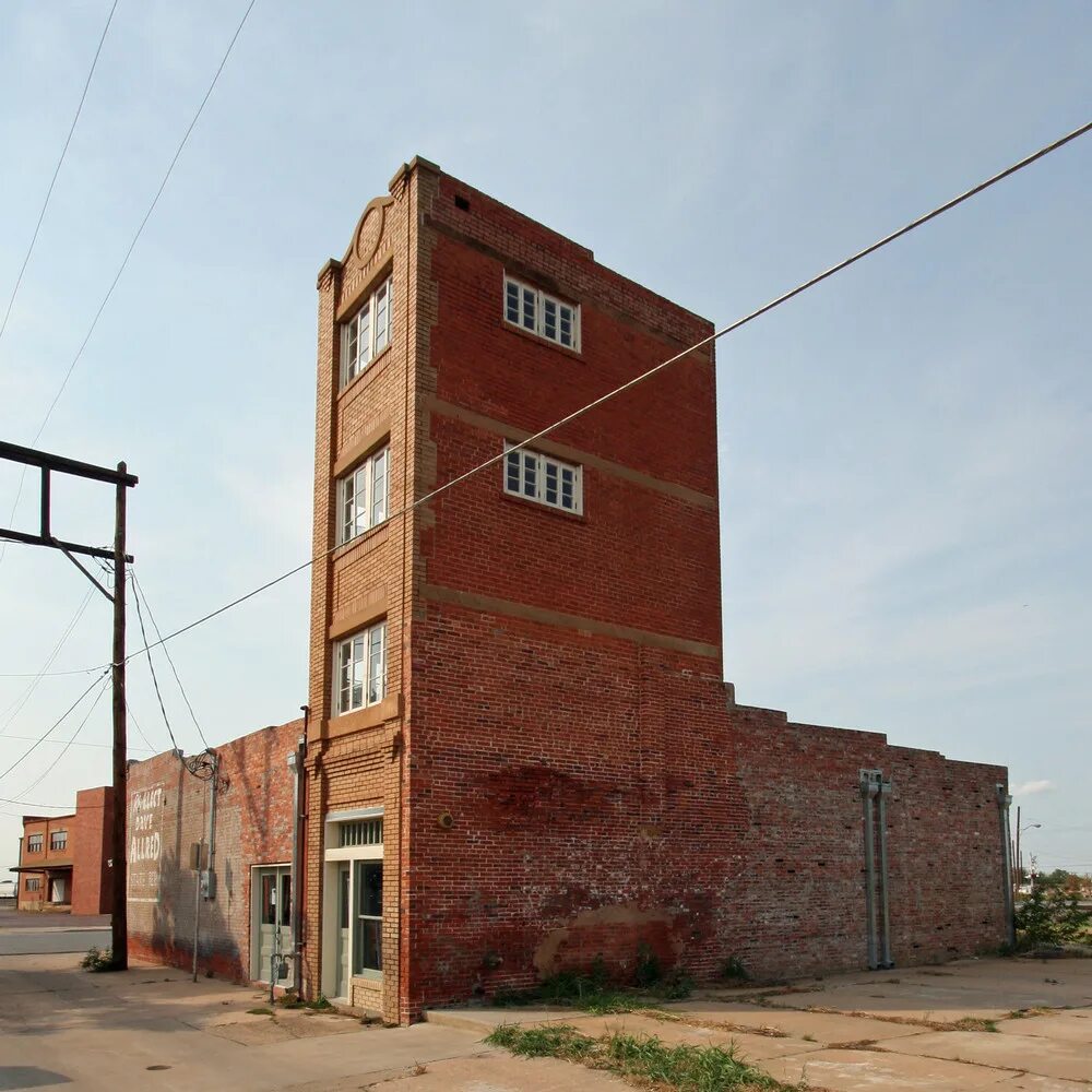 Здание было небольшим. Здание было небольшим. Детский сад в монпелье во франции dominique coulon & associés. Самый маленький небоскрёб в мире техас. Здание было небольшим.