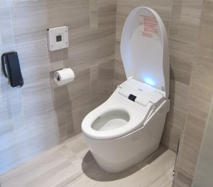 Секретная версия туалет. Унитаз в отеле. Туалет в гостинице. Креативный туалет в гостинице. Унитазы в турецких отелях.