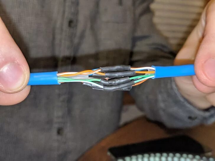 Соединить 2 провода витой пары. Соединение кабель интернета rj45 скрутка. Соединитель проводов UTP 5e. Соединение витой пары скруткой.