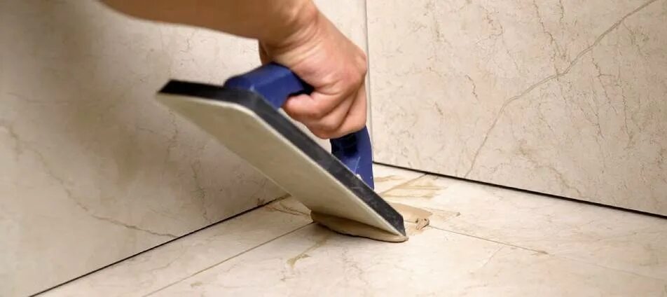 Эпоксидная затирка кафеля шов. Как работать затиркой для плитки видео. Затирка швов кафельной плитки. Затирка для швов. Шовный расшиватель.