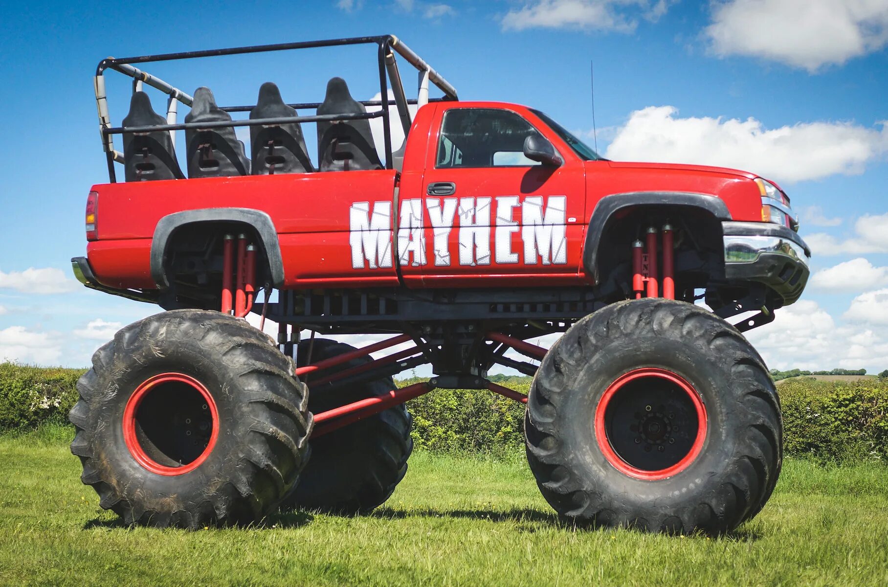 Форд 750 монстр трак. Chevrolet Silverado монстр трак. Джип Нива монстр трак. Chevrolet Bigfoot Monster Truck 1990. Настоящее большая машина