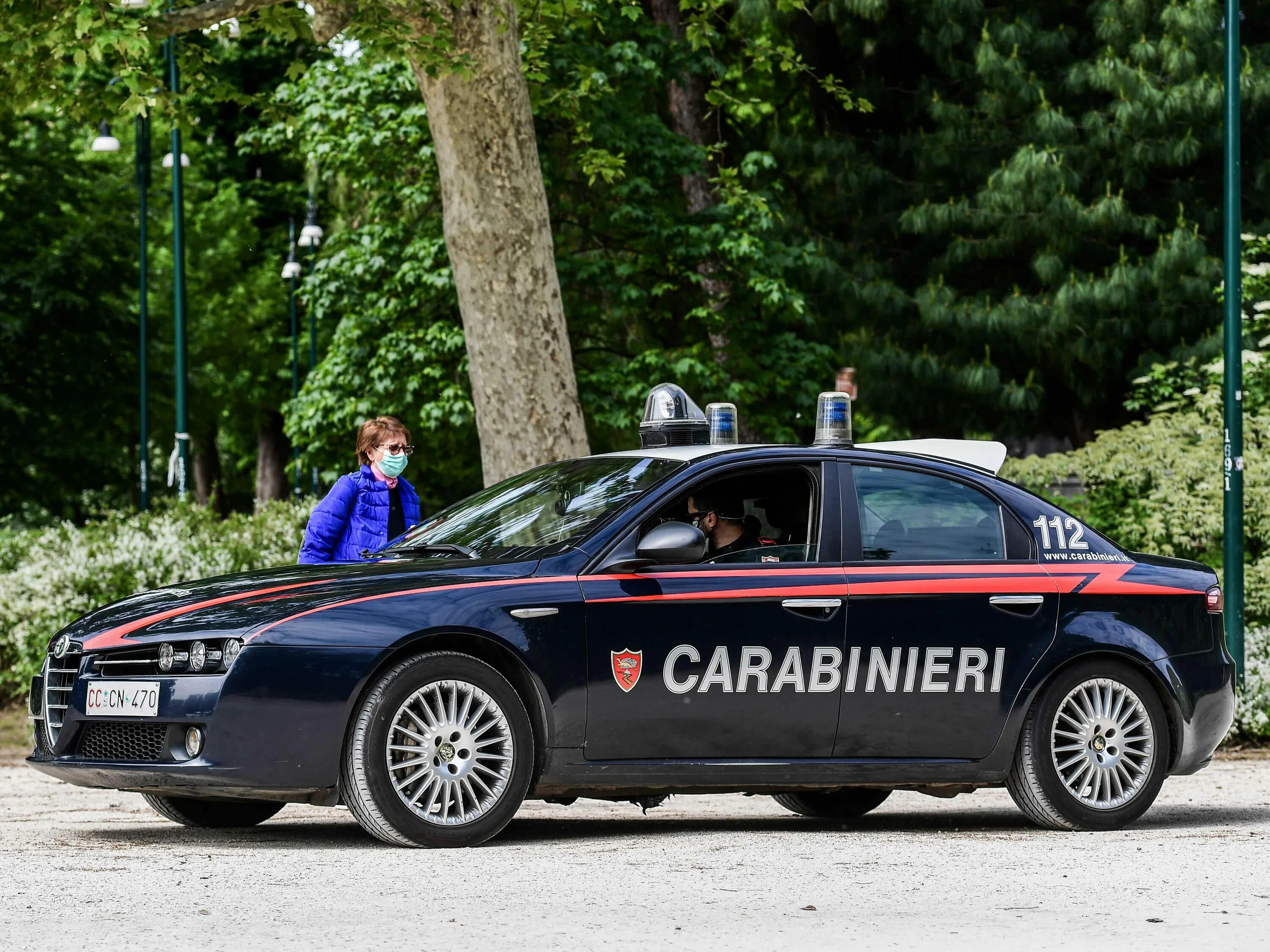 Карабинеры молдовы. Alfa romeo giulia qv, италия полиция. Карабинеры италии женская форма. Dodge charger magnum. Chevrolet caprice полиция.
