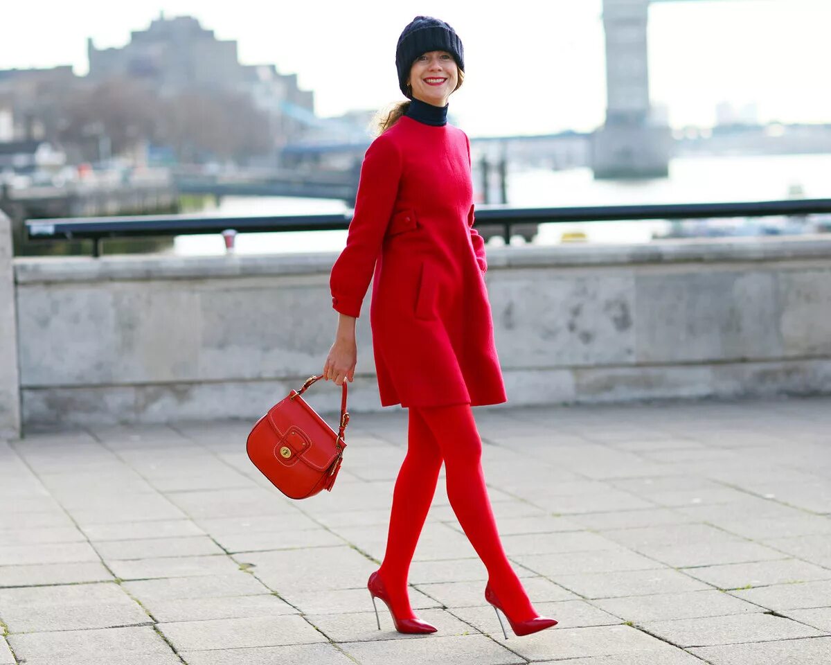 Лук с цветными колготками. Образы с цветными колготками. Красные колготки стрит стайл. Красные колготки с чем носить 2023. Образы с цветными колготками.