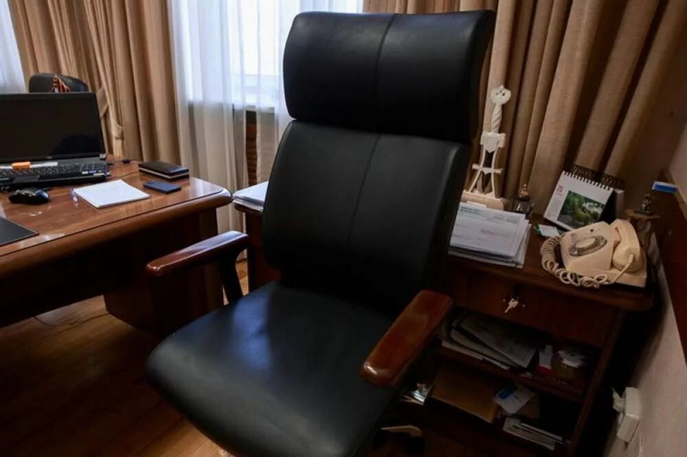 Кресло в кабинет. Кресло начальника в кабинете. Кресло в кабинет директора. Директорское кресло кабинет.
