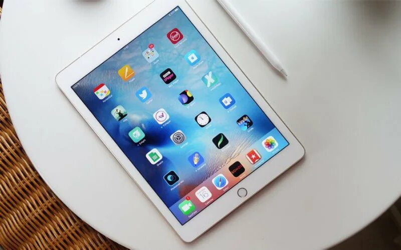 Apple IPAD Pro. IPAD 9. IPAD 6 Pro. Айпад на столе. Айпад me