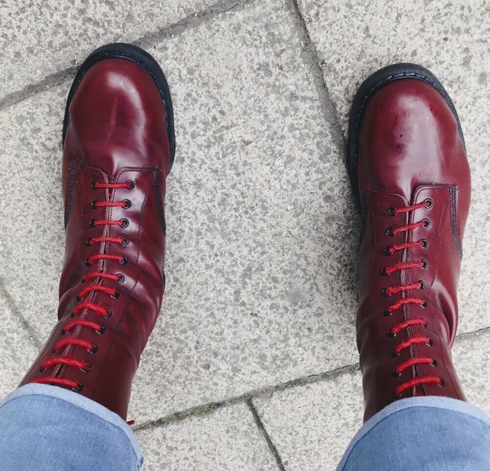 Что обозначают шнурки на берцах. Dr Martens красные шнурки. Красные ботинки. Скинхеды с красными шнурками. Берцы с красными шнурками.