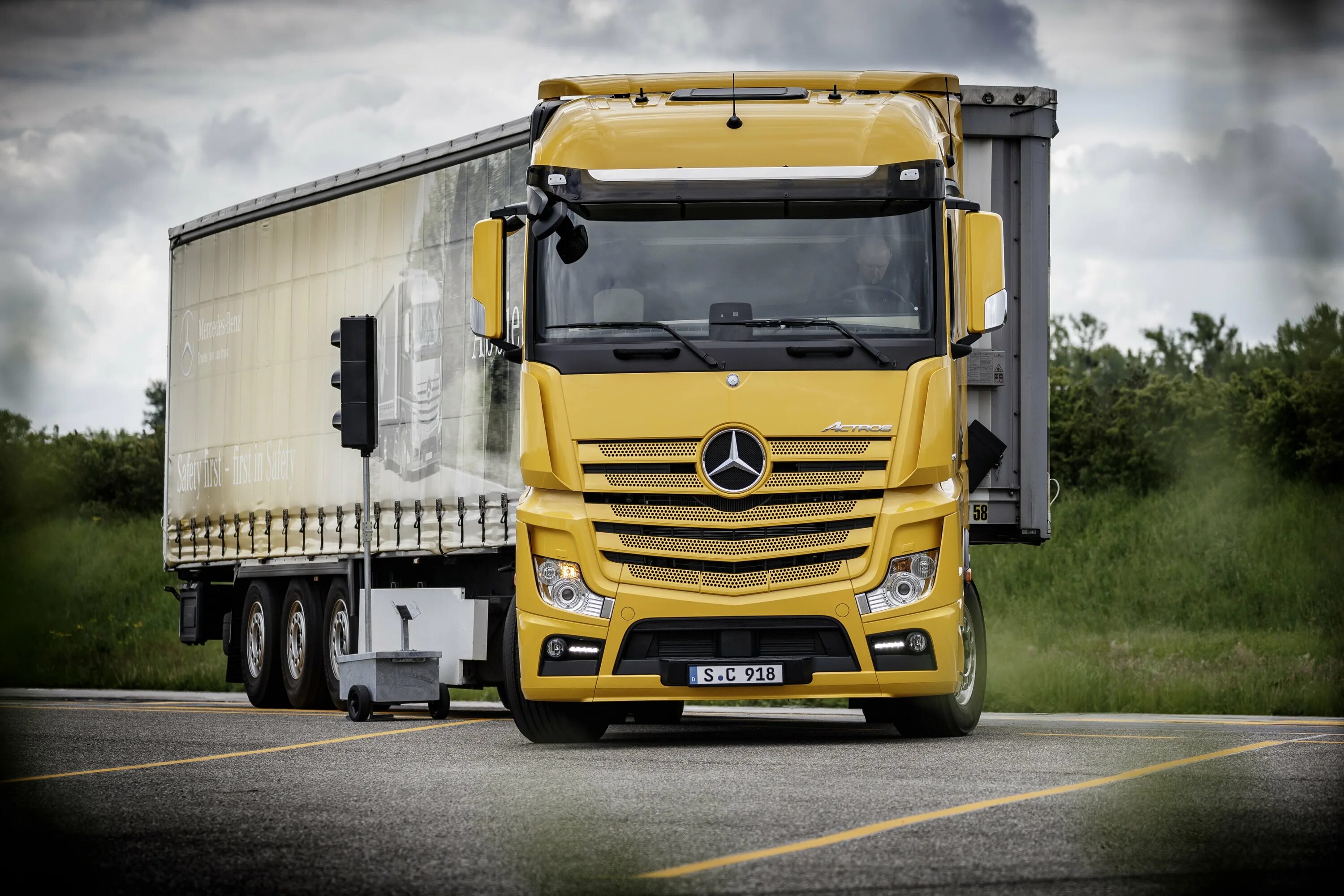 Грузовик актрос. Mercedes-Benz Actros. Грузовик Мерседес Бенц Актрос. Тягач Мерседес Бенц Актрос. Mercedes-Benz Actros 1863.