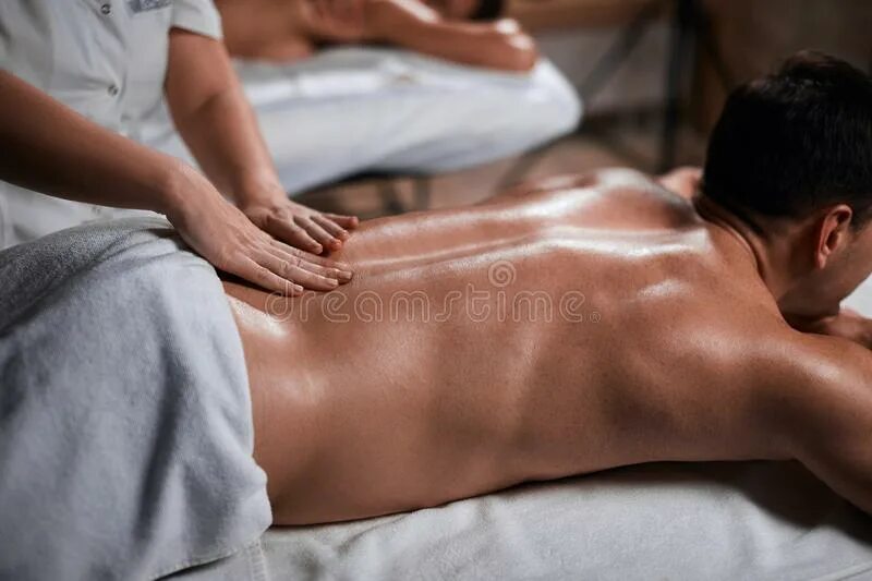 Скалпэ масажир. Фото на массаже спина мужчины банки. Back massage for man. Lay back массаж Москва.