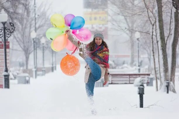 Воздушные шарики зимой. Фотосессия с воздушными шарами зимой. Зимняя фотосессия с шарами. Фотосессия с шариками зимой. Фотосессия зимой с шарами.