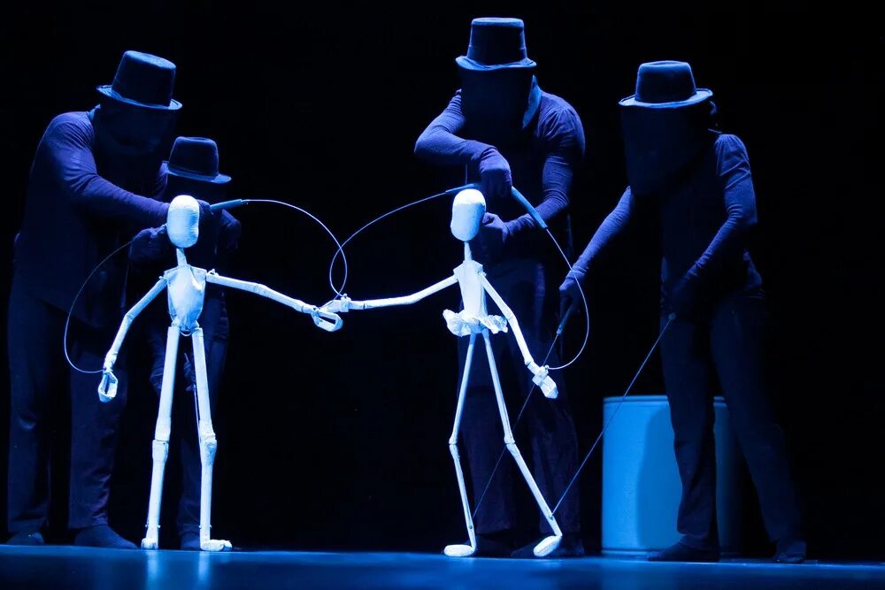 Деревянные куклы на шарнирах. Жан пьер марионетка. Кукла на нитках. Рука управляет марионеткой. Кукла которой управляют как называется.