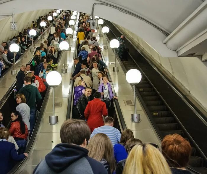 Час пик в спб. Метро парк победы эскалатор. метро парк победы спб эскалатор. метро парк победы эскалатор мск. эскалатор на станции парк победы.