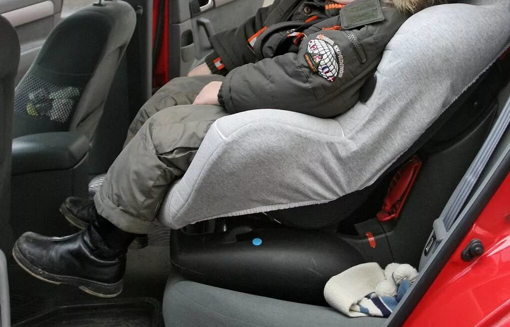 Можно перевозить ребенка в газели. Детское кресло на переднем сиденье. Ребенок не пристегнут в машине. Соболь для перевозки детей. Правила перевозки детей в автомобиле.