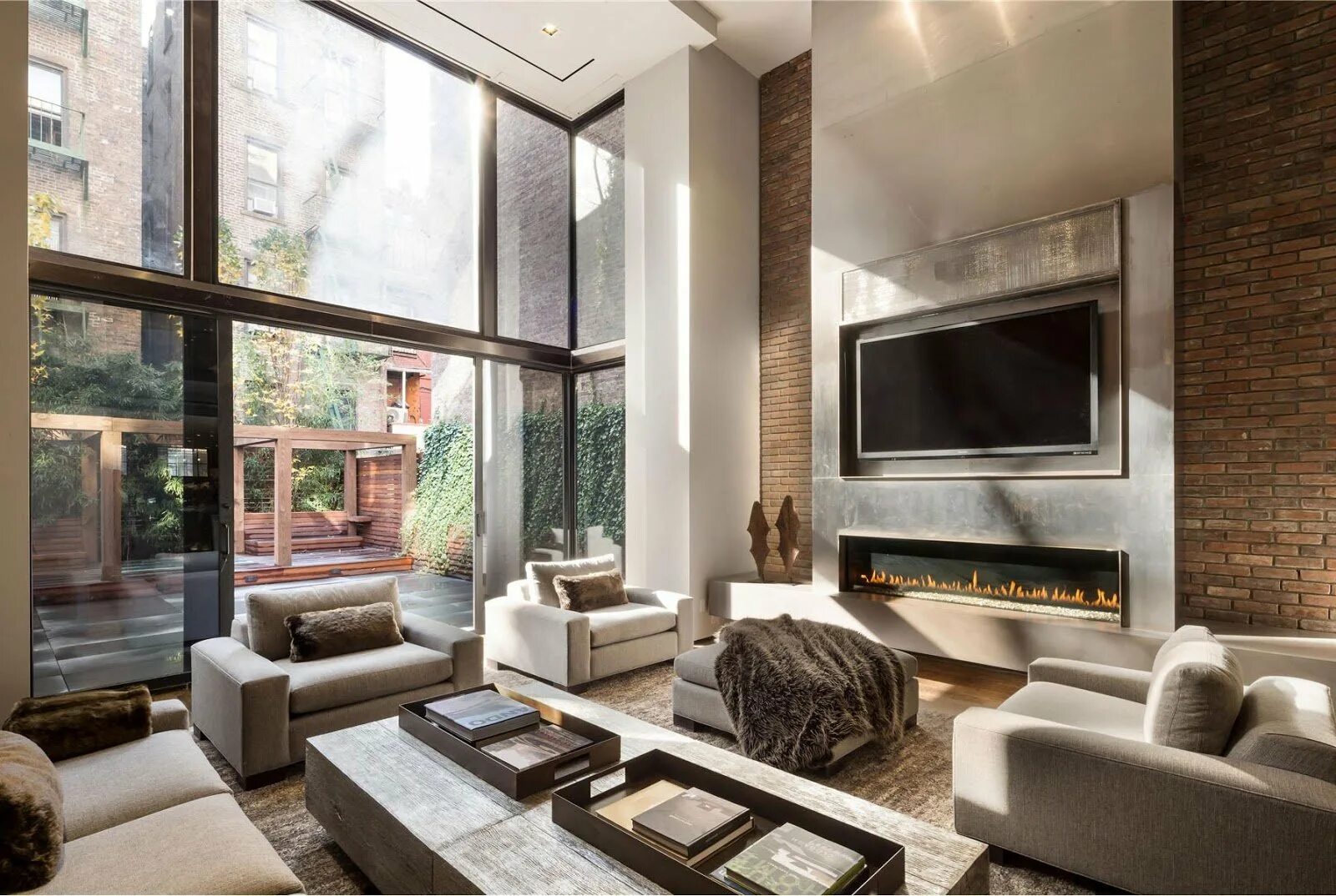 Гостива в частном доме. Современные гостиные в доме. Современная гостиная в доме. Стильная гостиная с камином. Современные гостиные в доме.