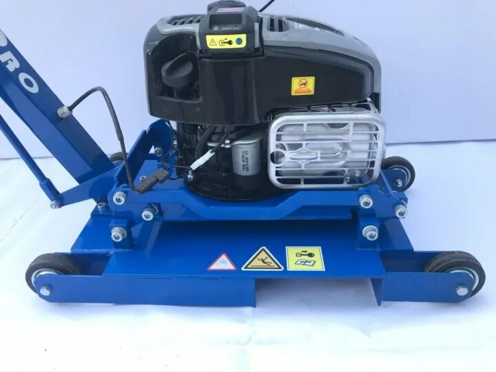 Подрезка льда. Бортоподрезная машина zamboni. машина для подрезки льда. машинка для подрезки льда у борта. машинка для подрезки кромки льда.