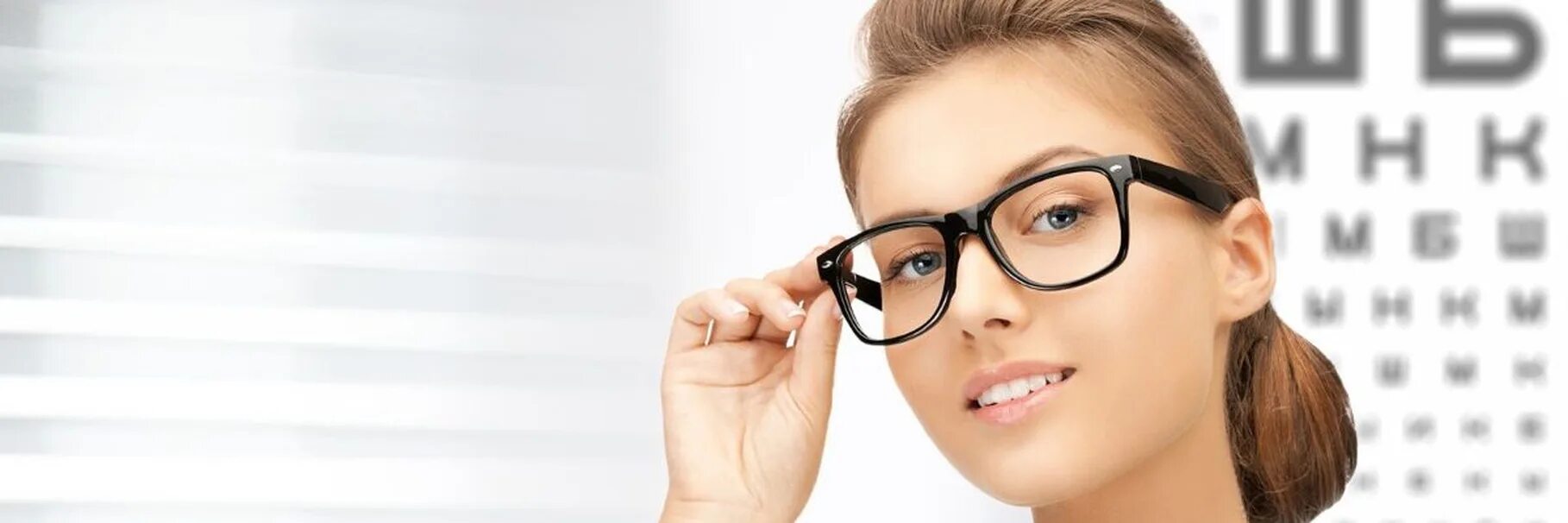 Оптик класс. Оптика салон. Интерьер оптики. Салон оптики. Очки для близорукости.