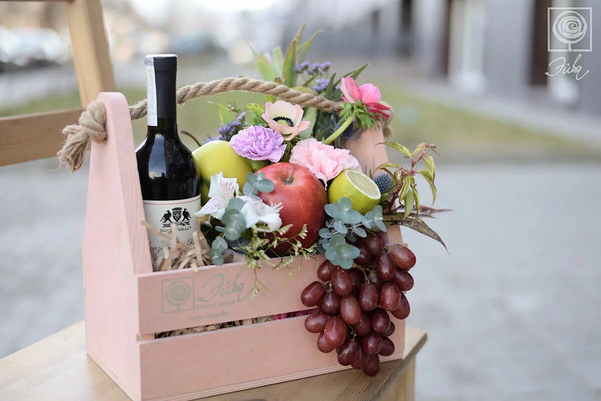 подарочный набор с вином. Segura viudas cava brut reserva heredad, in wooden box. 5 литра. подарочный бокс с шампанским и конфетами. шампанское в деревянном ящике.