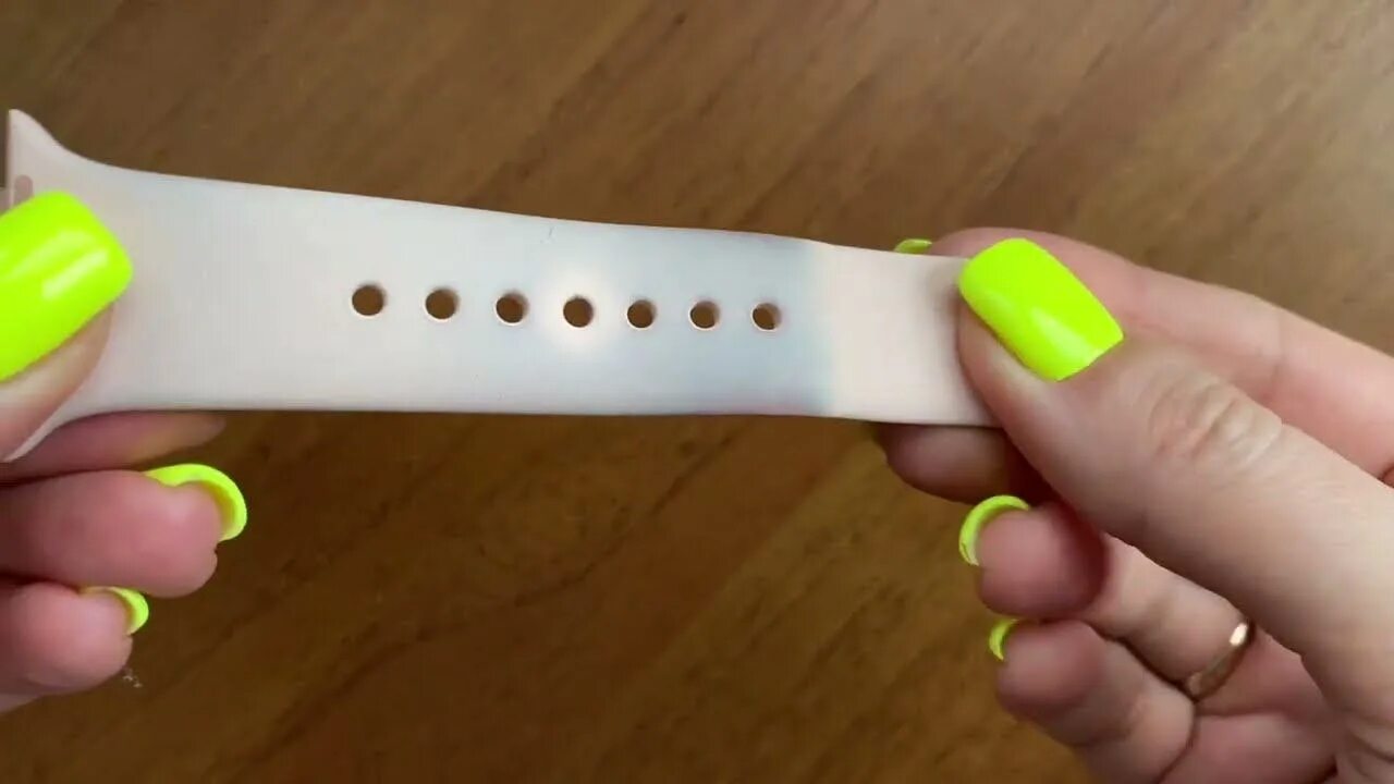 Белый силиконовый ремешок для apple watch. Поджечь силиконовый ремешок. Чистка белой обуви. Как почистить часы. Как почистить белые часы.