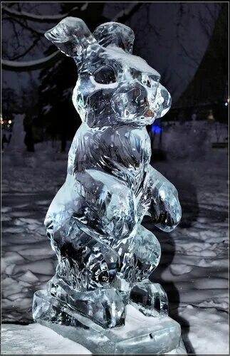 ледовая фигура заяц. ледяной заяц. фигура зайца из снега. тарко сале ледовый городок 2022. легкие фигуры из льда.