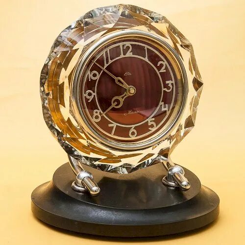 Часы маяк счз настольные. Часы маяк 1965. Часы маяк кристалл 1991. Часы маяк кристалл 1990. Часы маяк настольные хрусталь.