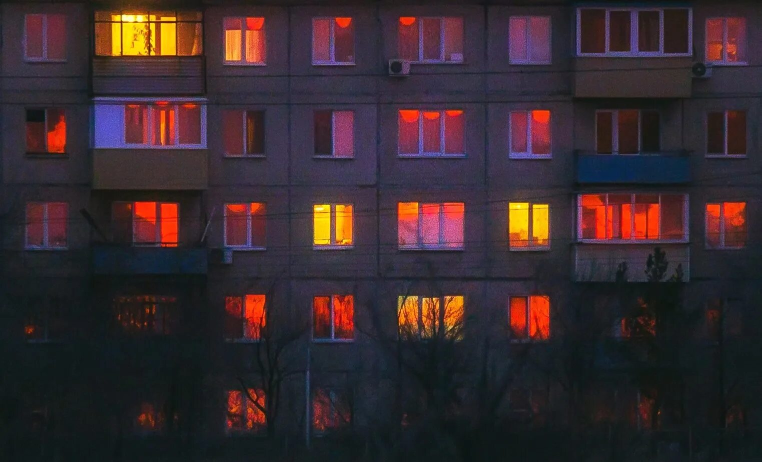 В окнах свет и нет войны. Ночные окна. Дом с горящими окнами. Многоэтажный дом ночью. Дом ночью.