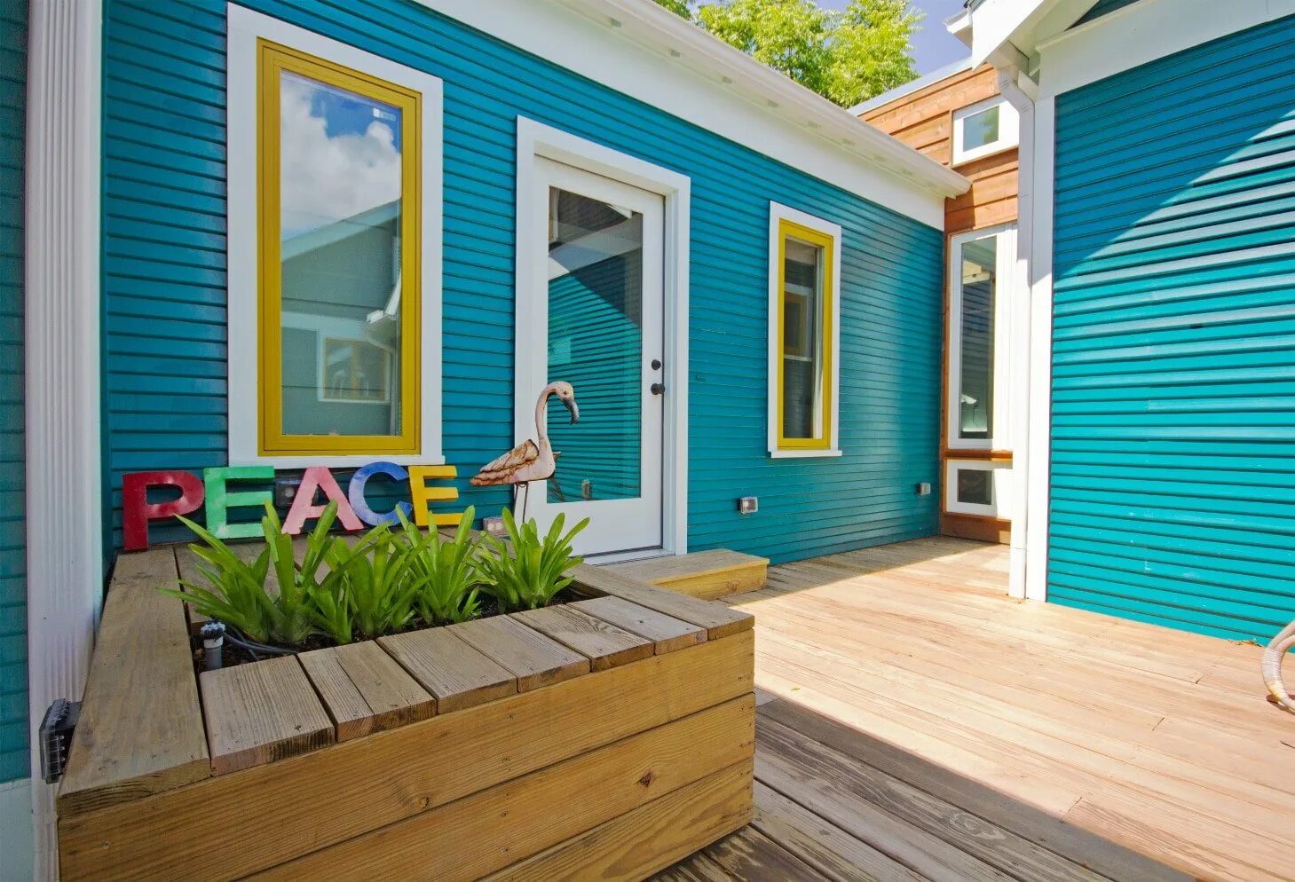 Покрасить дом на даче цвета. Цветные деревянные дома. Бирюзовый цвет в деревянном доме. Покрашенный дом. Покраска деревянных домов.