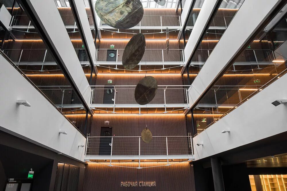 Планировка столов в офисе. Планировка офиса опен спейс. Working station. Двухэтажные столы в офисе. Коворкинг рабочая станция садовническая.