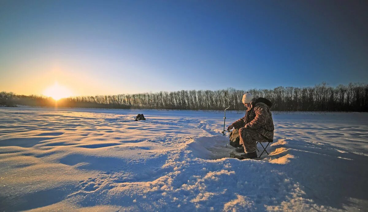 зимняя рыбалка рыба. зимняя рыбалка на байкале. зимняя рыбалка. рыбак зимой. рыбаки на льду.