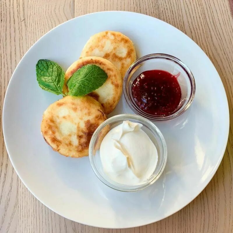 Сырники фото. Сырники сверху. Сырники с фруктами. Красивая подача сырников. Сырники круглые.