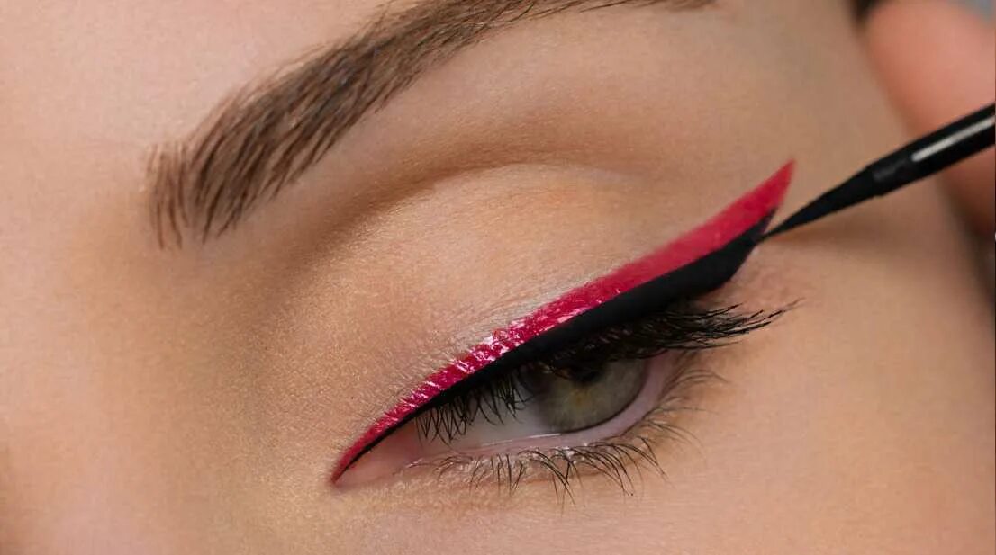 Color eyeliner. Яркие стрелки макияж. Макияж стрелки на глазах. Розовые стрелки макияж. Необычные стрелки.