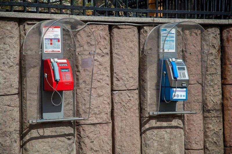 Что такое таксофон. Что такое таксофон. Телефонный аппарат уличный. Уличный таксофон. Что такое таксофон.