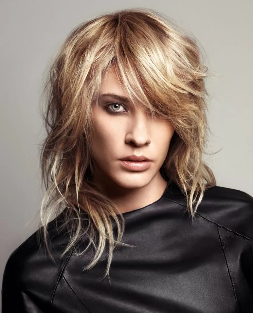 каскад с рваными концами. прямые рваные волосы. стрижка каскад- шегги. стрижка шегги на средние волосы с челкой 2022. стрижка шэг маллет.