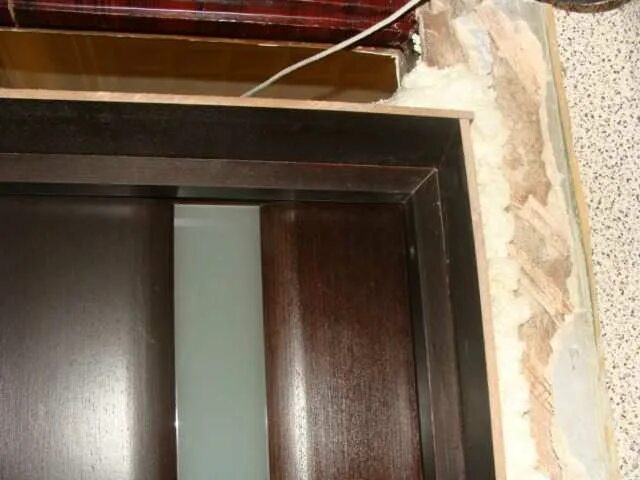 Штукатурка откосов входной двери. Дверной проем после установки двери. Отделка откосов дверного проема входной двери. Отделка входной двери. Отделка дверного проема входной двери.