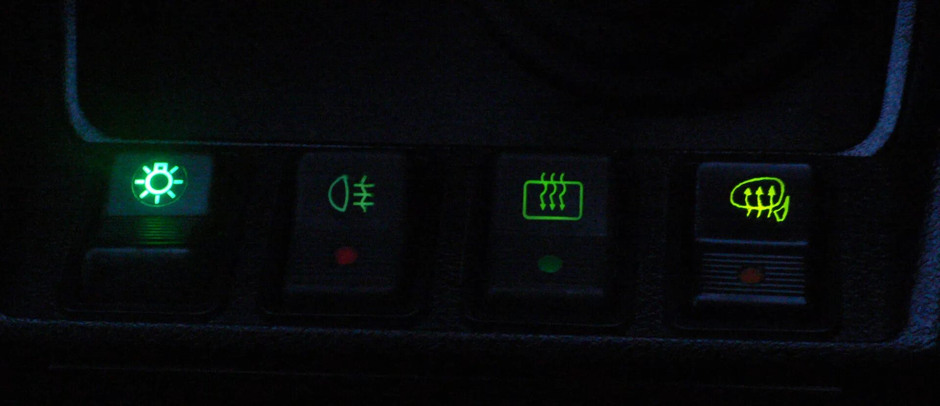 Подсветка кнопки габаритов. Пересвет кнопок 2107. Кнопка обогрева заднего стекла ВАЗ 2107 С подсветкой. Кнопка включения задних противотуманных фар ВАЗ 2107 С подсветкой. Кнопки включения с подсветкой на ВАЗ-2107.