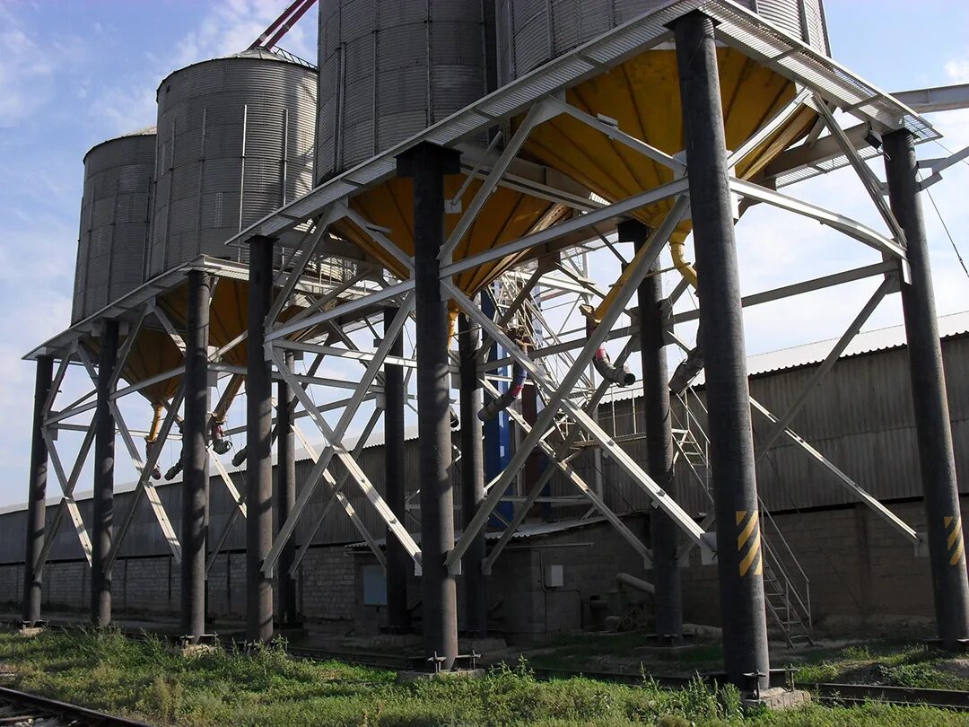 Разгрузка зерна. Железные зерна. Силос зерновой 700тн. Железные зерна. Вагоны для перевозки зерна.