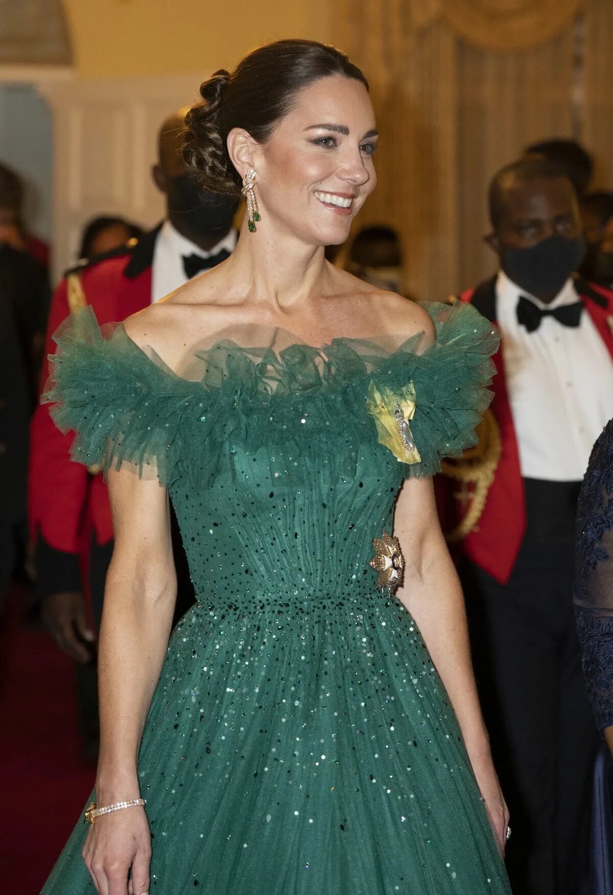 Кейт миддлтон новости 2023. Кейт Миддлтон в зеленом платье 2022. Кейт Миддлтон в зеленом. Платье Кэтрин Миддлтон изумруд. Кейт Миддлтон Ямайка.